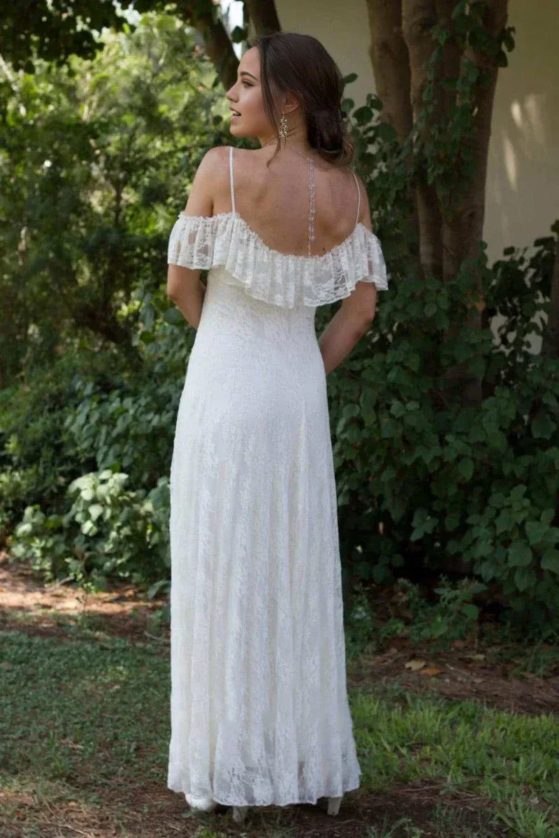Vestido de novia de encaje con tirantes finos, hombros descubiertos y largo hasta el suelo